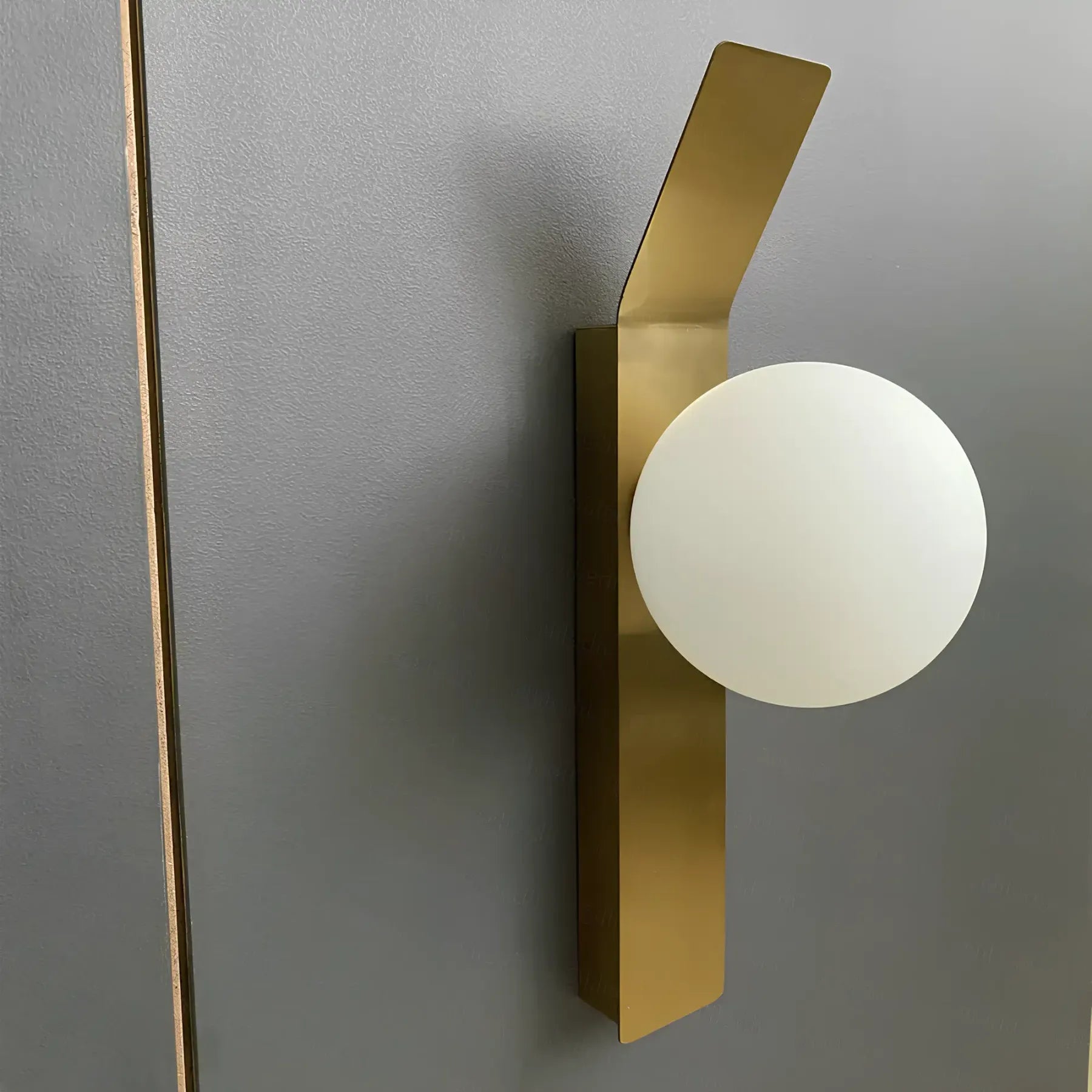 GlowVance Elegant LED Væglampe – Justerbar Lysstyrke & Fjernbetjening