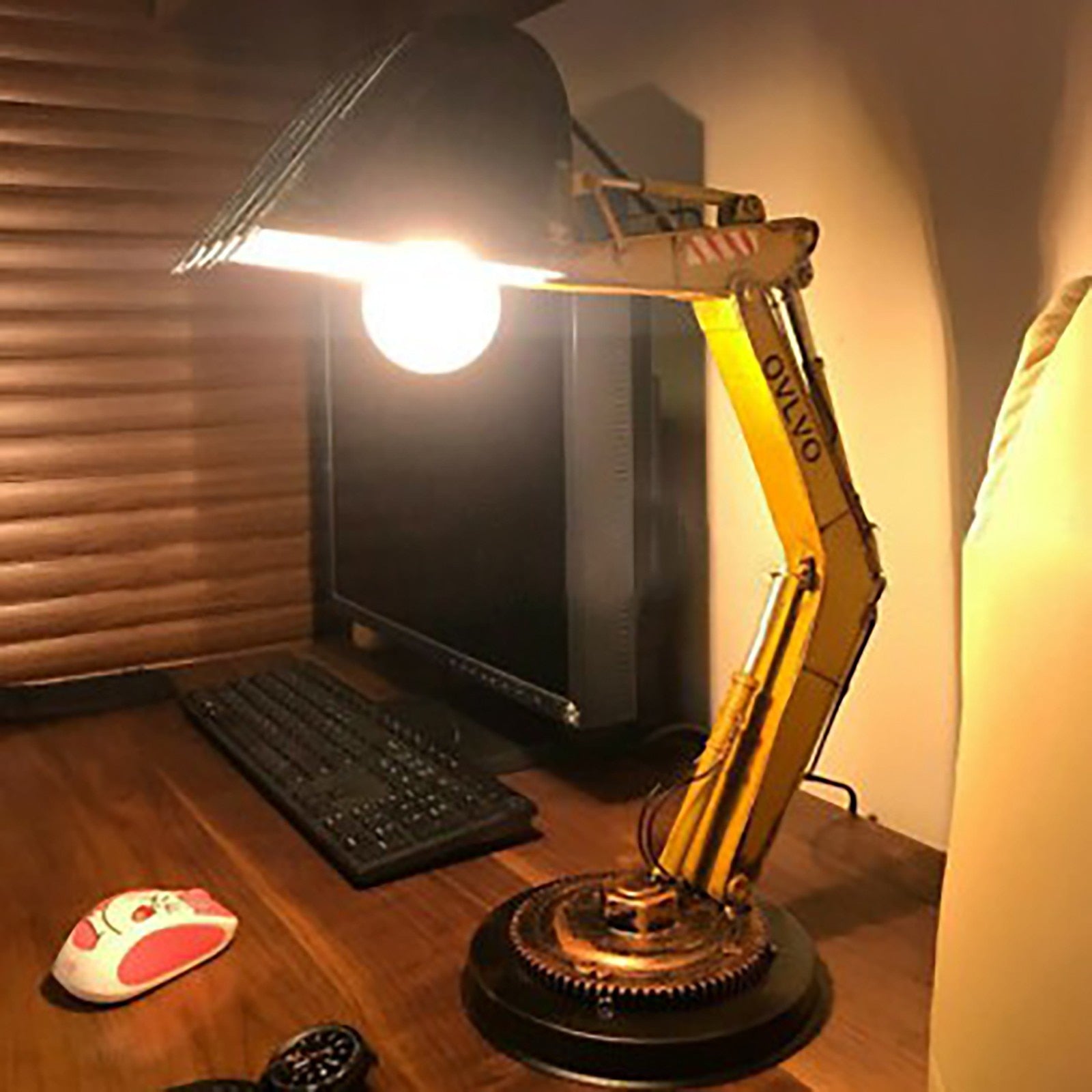 LumoDigger LED Bordlampe – Sjov & Justerbar Belysning med Gravemaskine-Design