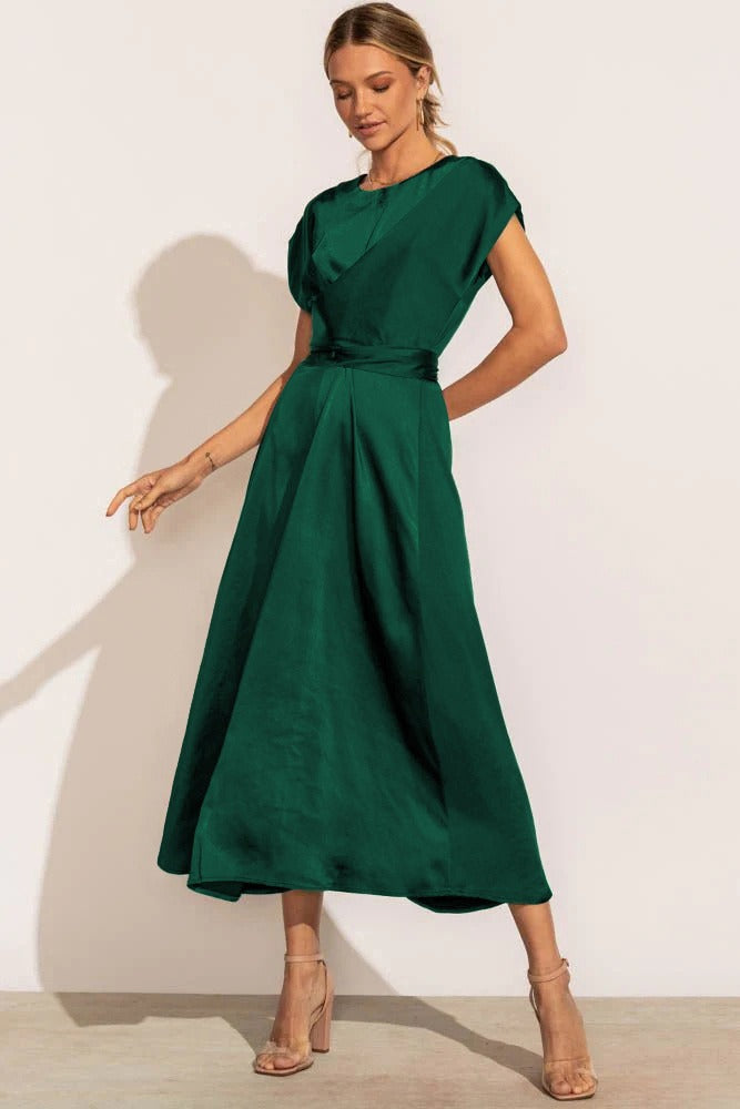 Victoria Elegant Draperet Kjole – Sofistikeret Stil til Enhver Anledning