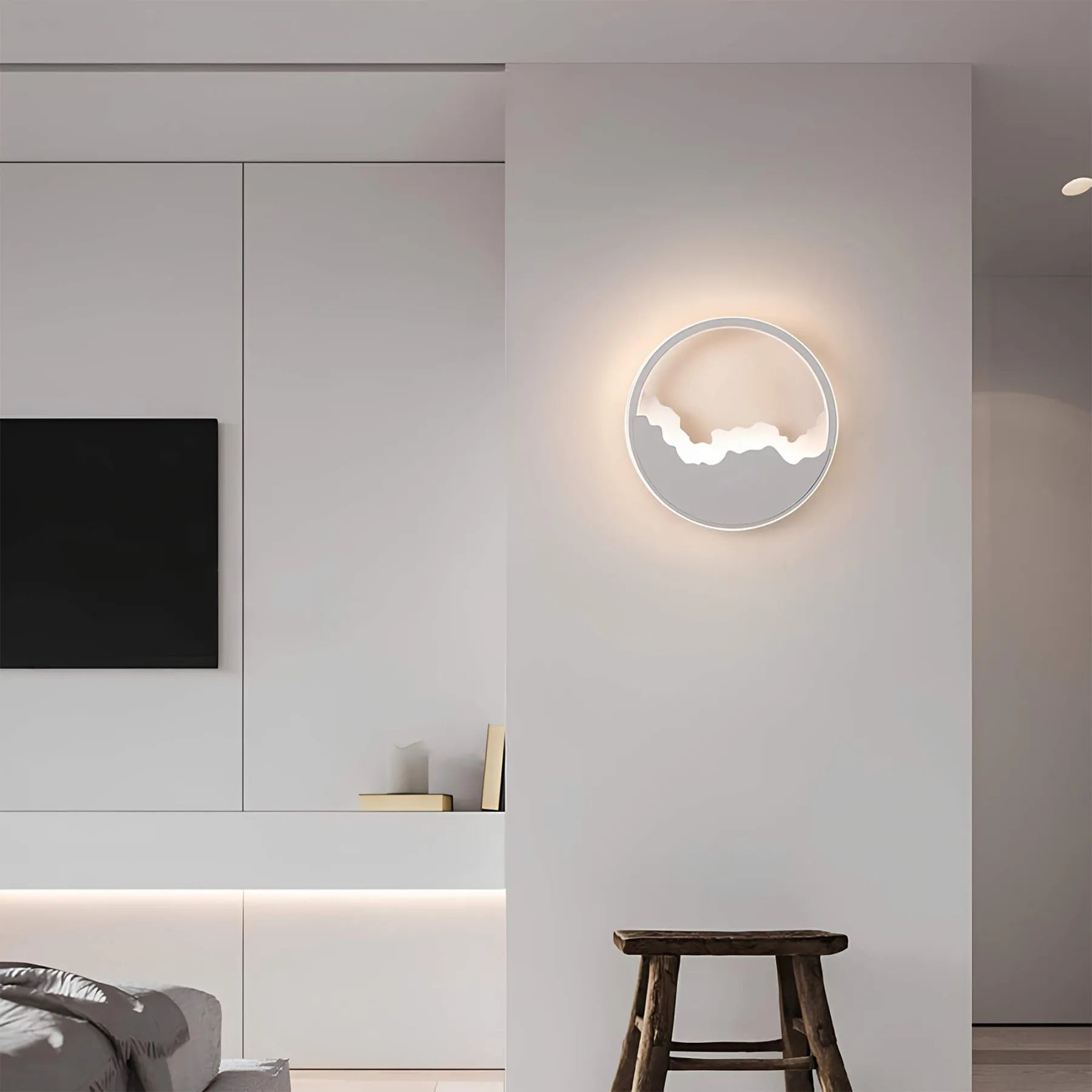 SkyGlow – Minimalistisk cirkulær væglampe med udskæring i Cloudscape