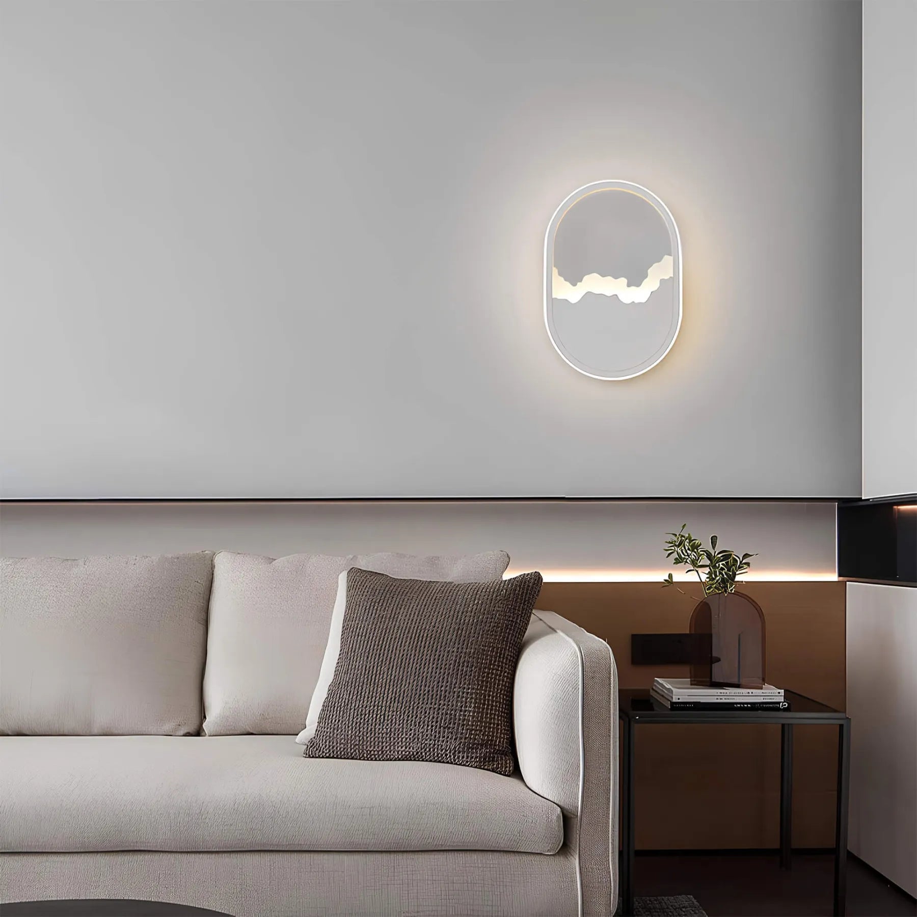 SkyGlow – Minimalistisk cirkulær væglampe med udskæring i Cloudscape
