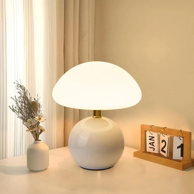 MushGlow – Paddehatteformet bordlampe i elegant design